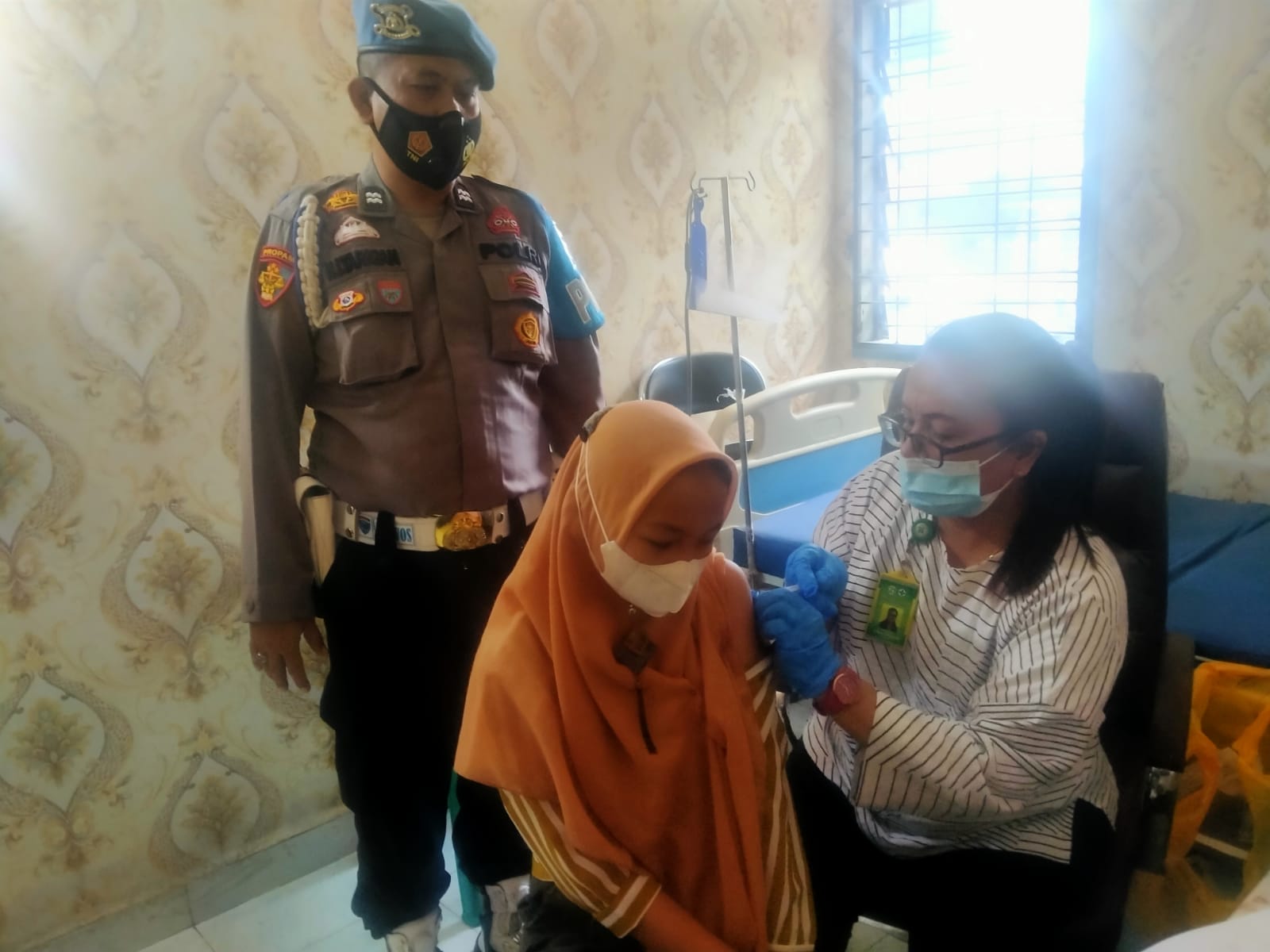 Kanit Provost Polsek Pangkalan Kerinci Kawal Giat Vaksinasi