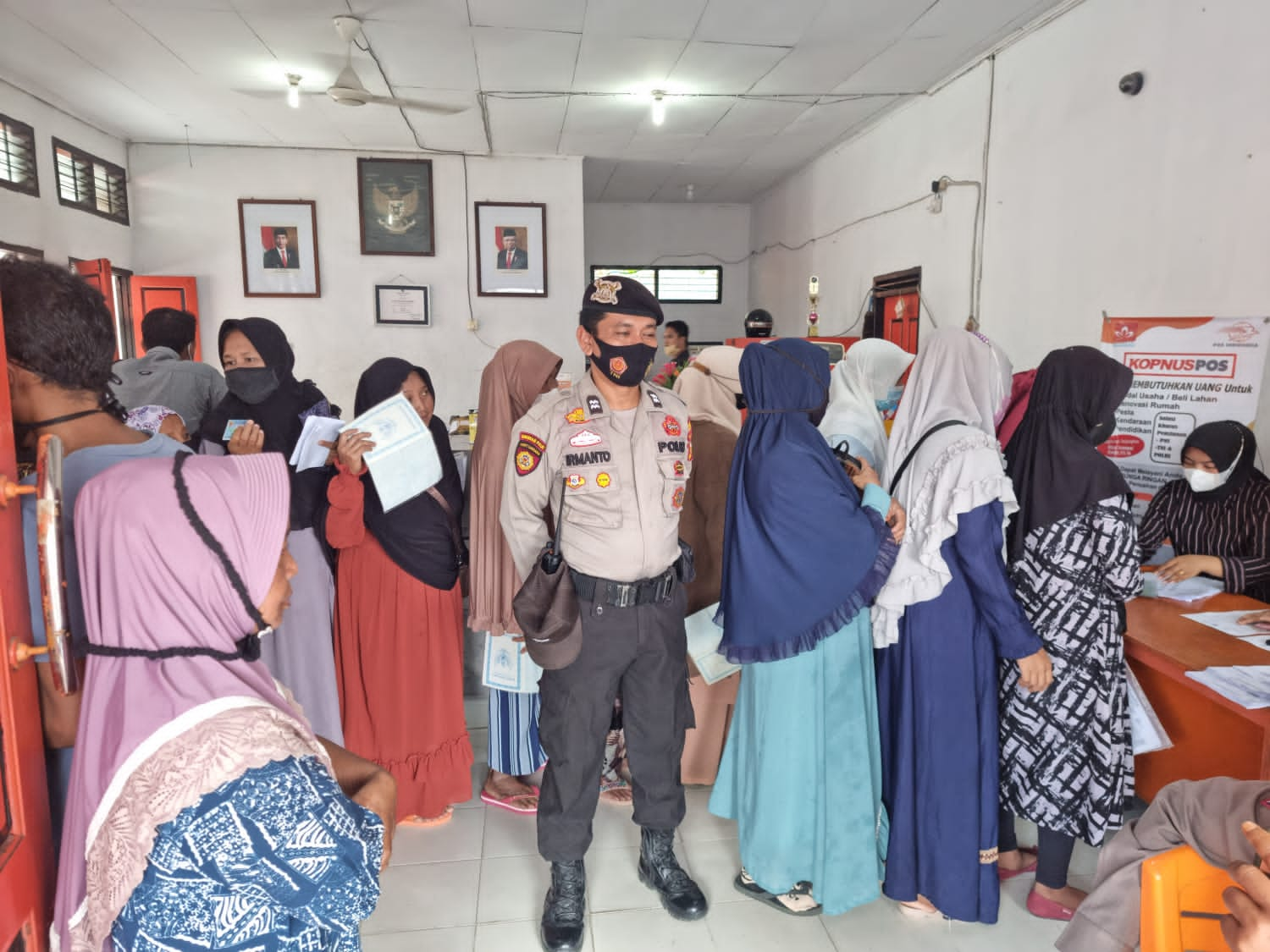 Pastikan Masyarakat Terapkan Prokes,Personil Polsek Kawal Pembagian BLT