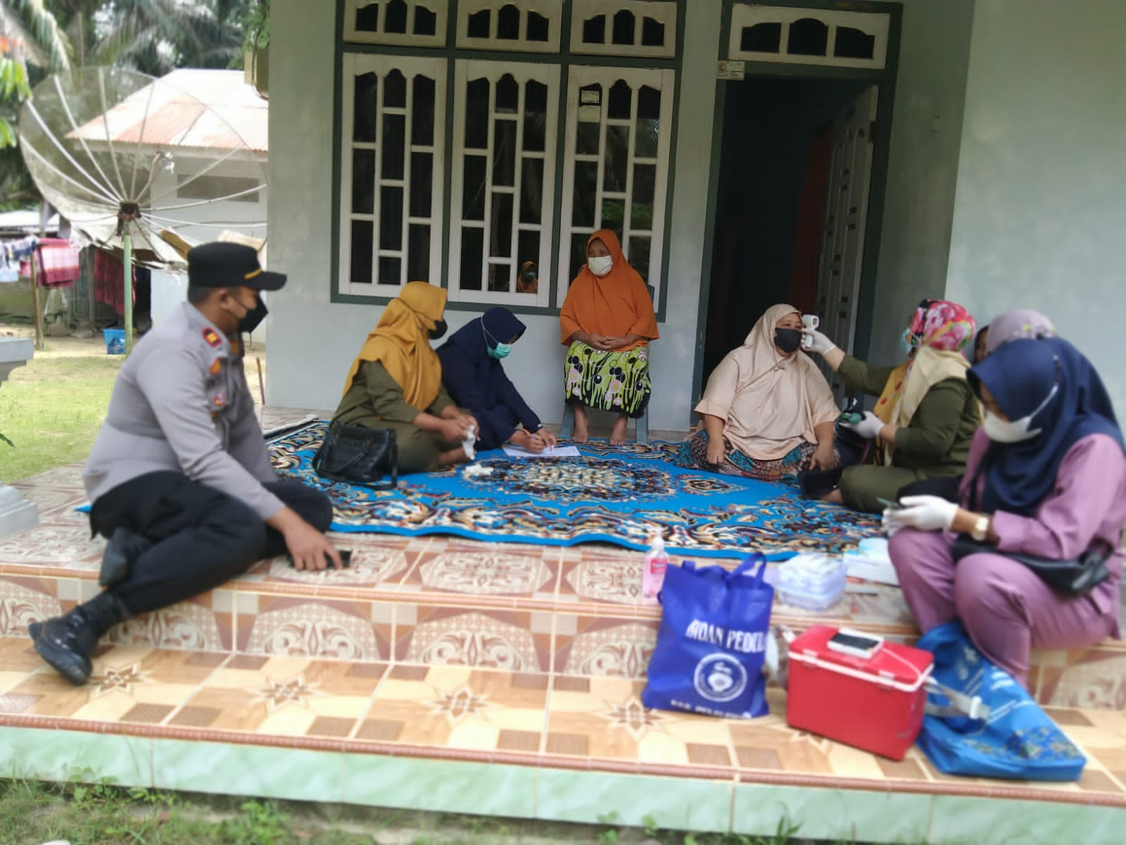 Polsek Ukui Bersama Tim Vaksinator Door To Door Percepat Vaksinasi Lansia Di Desa Lubuk Kembang Sari