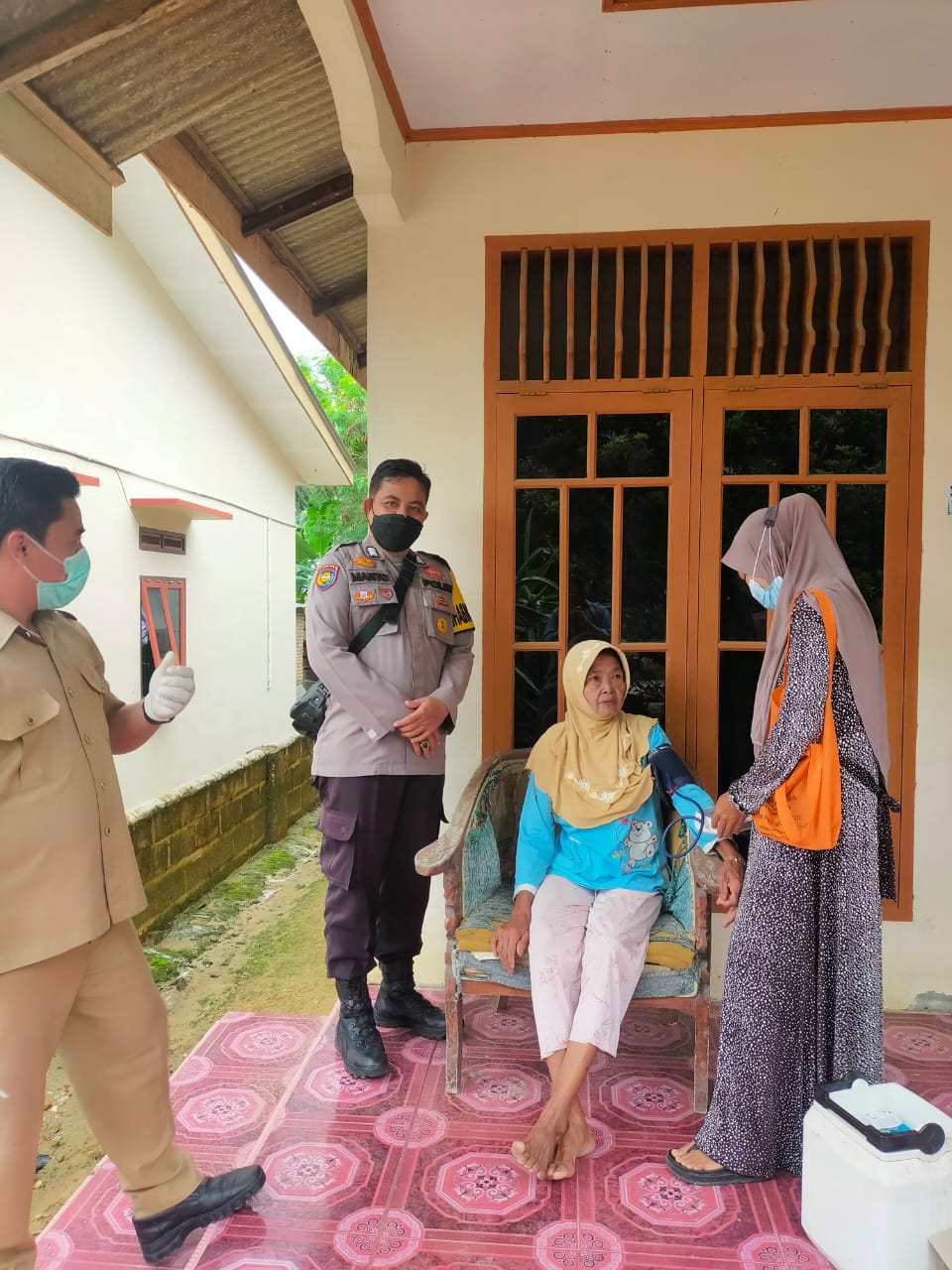 Kanit Binmas Dan Bhabinkamtibmas Polsek Bunut Melakukan Swiping Door To Door