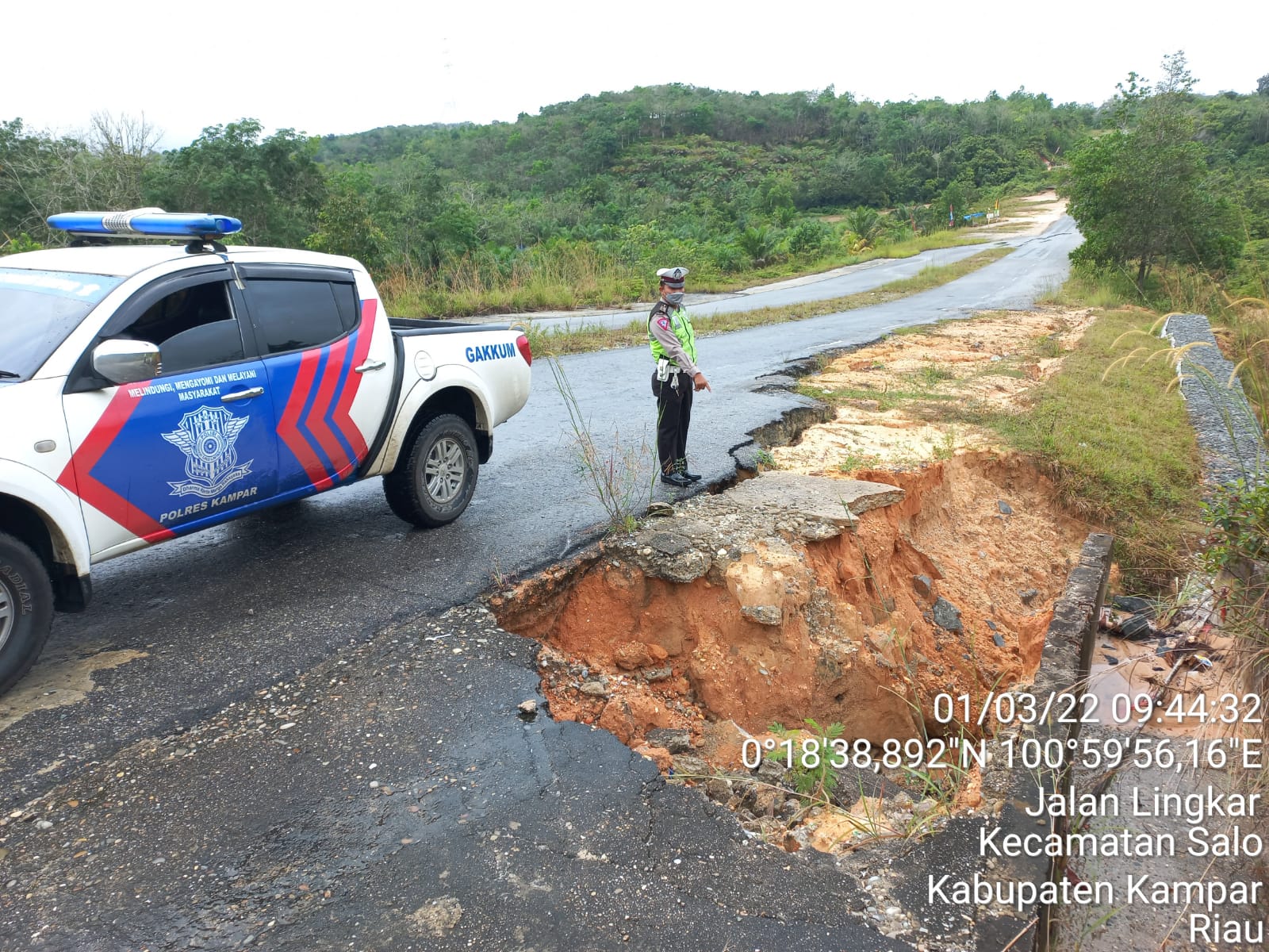 Untuk Penyelamatan Berkendaraan Satlantas Polres Kampar Tinjau Rawan Titik Longsor