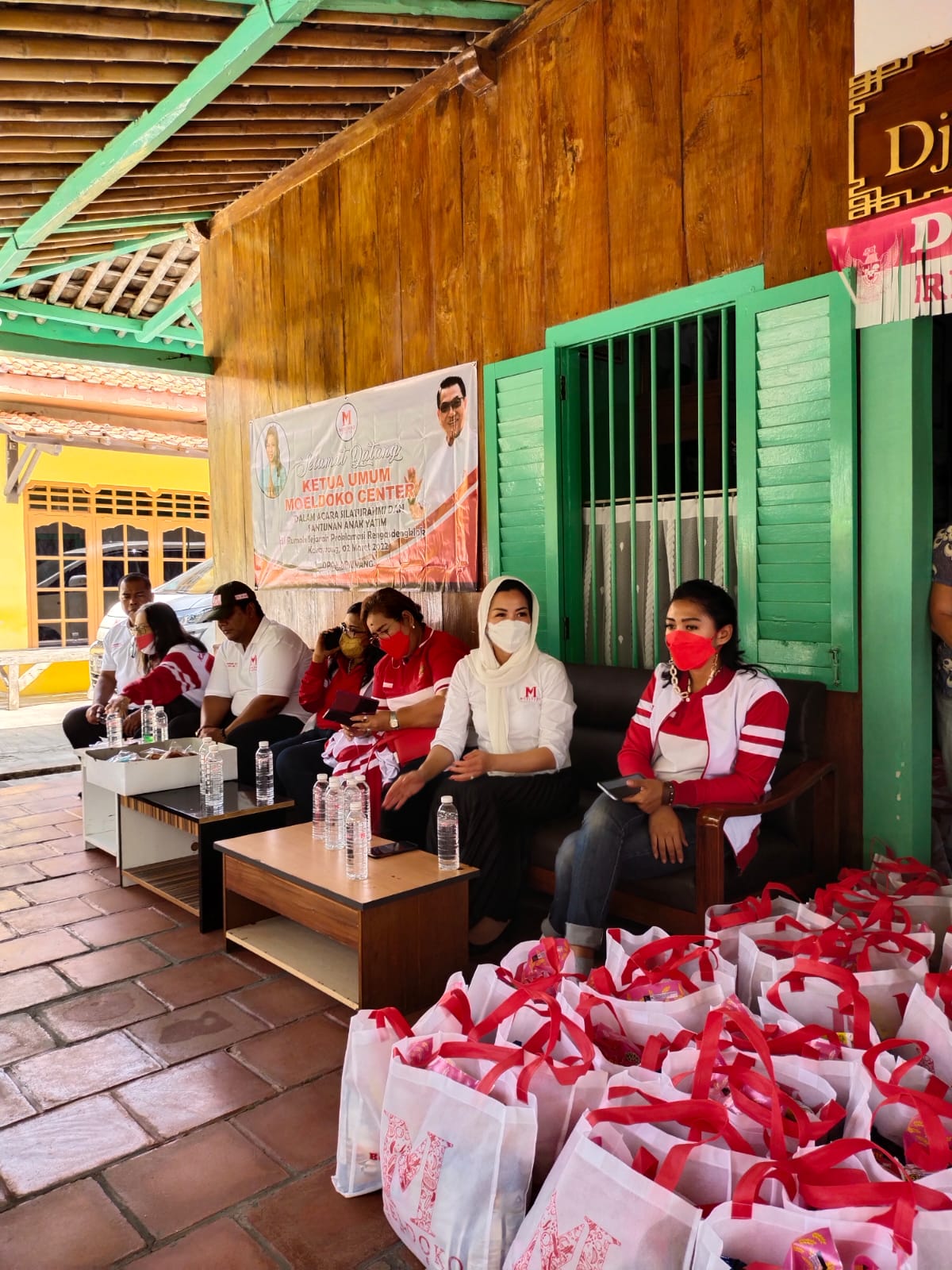 Ketua Umum Moeldoko Center Menyerahkan Foto Jendral Moeldoko Di Rumah Sejarah Rengasdengklok