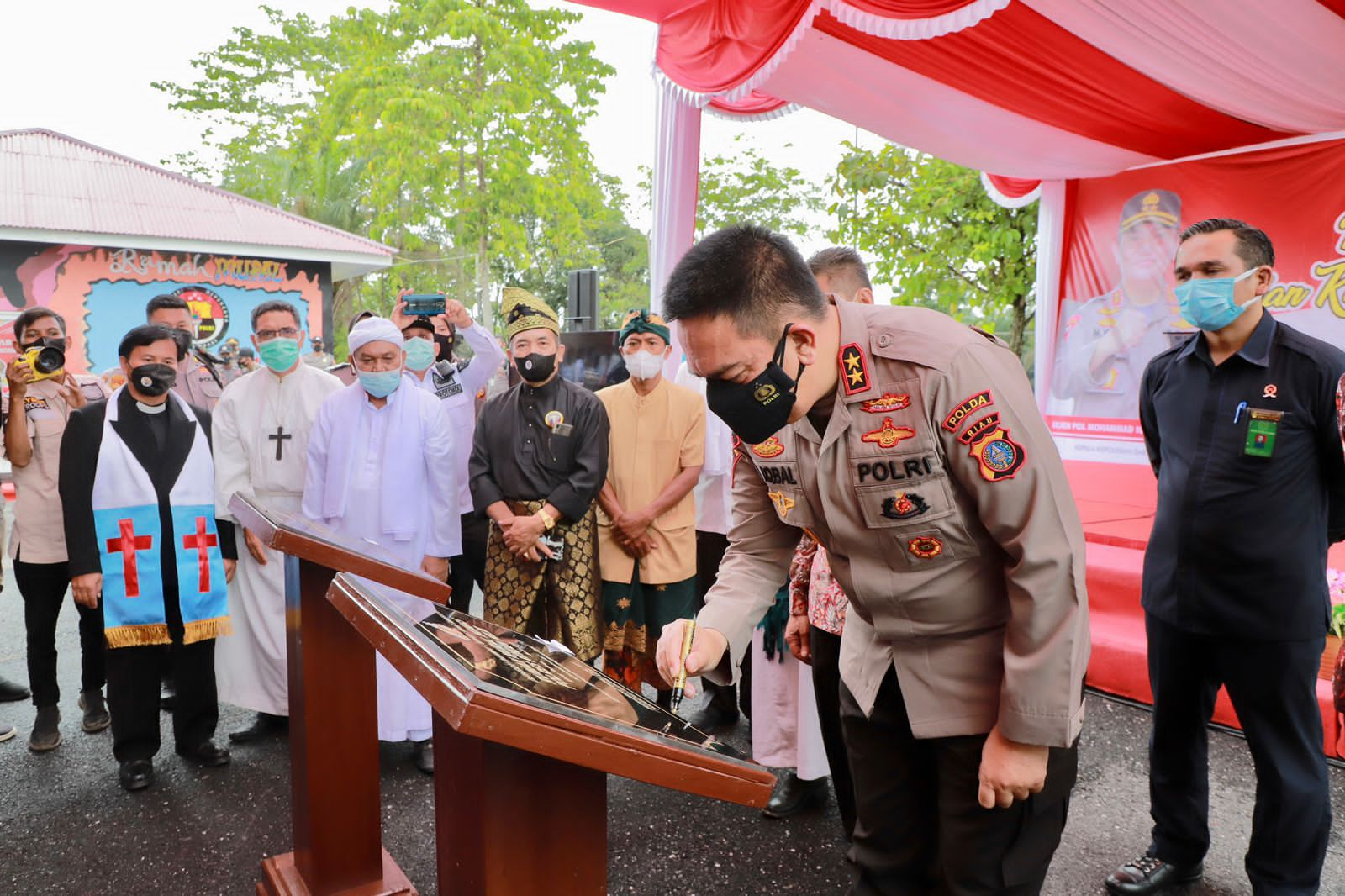 Kunjungan Kerja Ke Rohil,Kapolda Riau Resmikan Rumah Mural dan Rumah Penghubung Polres Rohil