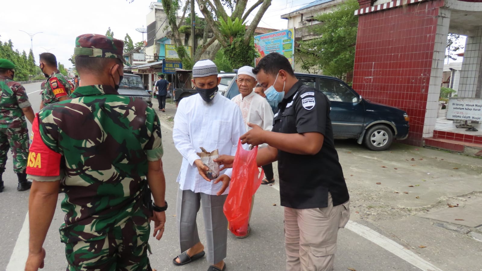 Kegiatan Jum’at Berkah Kodim 0313/KPR Bagikan Nasi Bungkus Kepada Jemaah Sholat Jum’at Dan Abang Tukang Becak