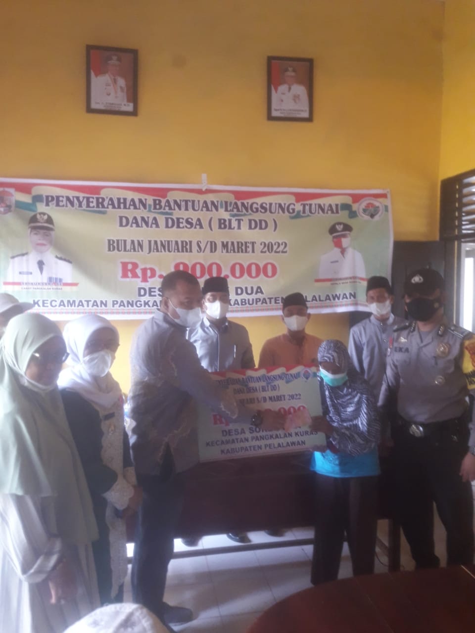 Pemerintah Desa Sorek Dua Serahkan BLT DD