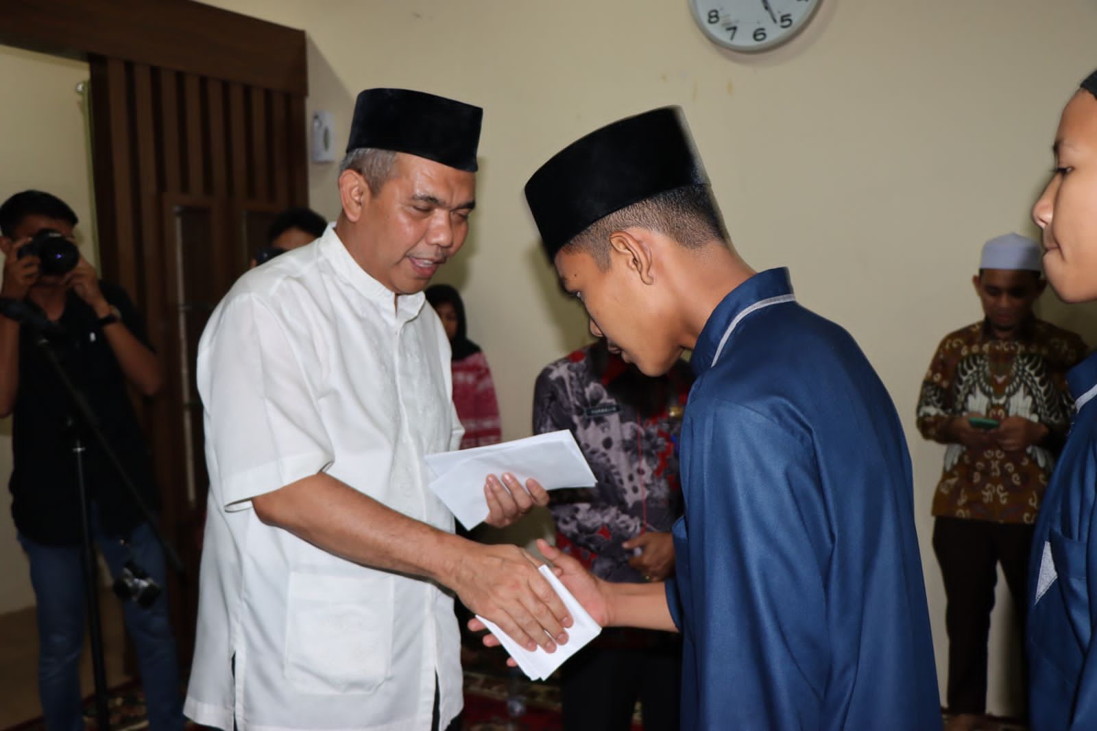 Bertempat di Rumah Dinas, Pj Bupati Kampar Santuni Anak Yatim Piatu