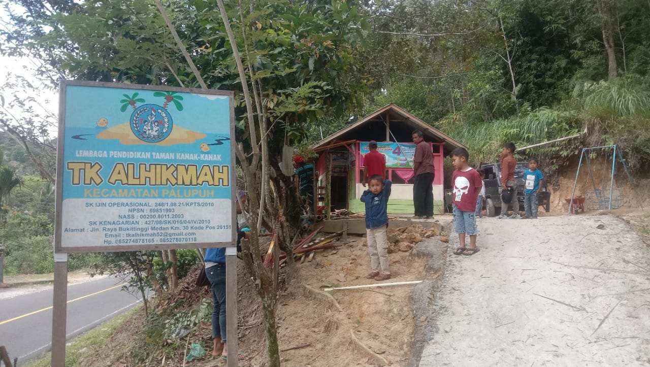 Wali Murid TK Al – Hikmah Patapaian Mengadakan Gotong Royong Menyambut HUT RI Ke – 77