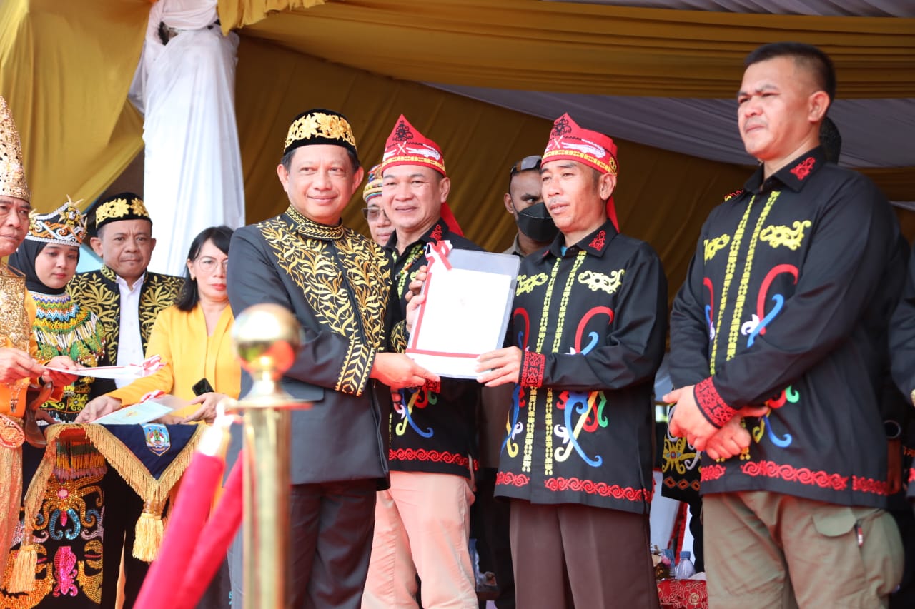 Kenakan Baju Adat Tidung, Mendagri Pimpin Upacara Peringatan HUT Ke-10 Provinsi Kaltara