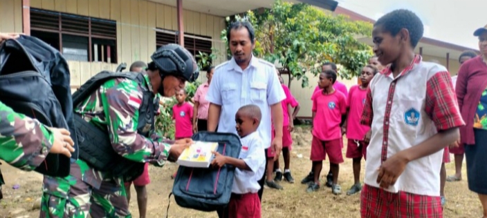 Ayo Belajar Dan Sekolah, Satgas Pamtas RI PNG Yonif R 142/KJ Bagikan Tas dan Buku Di Papua