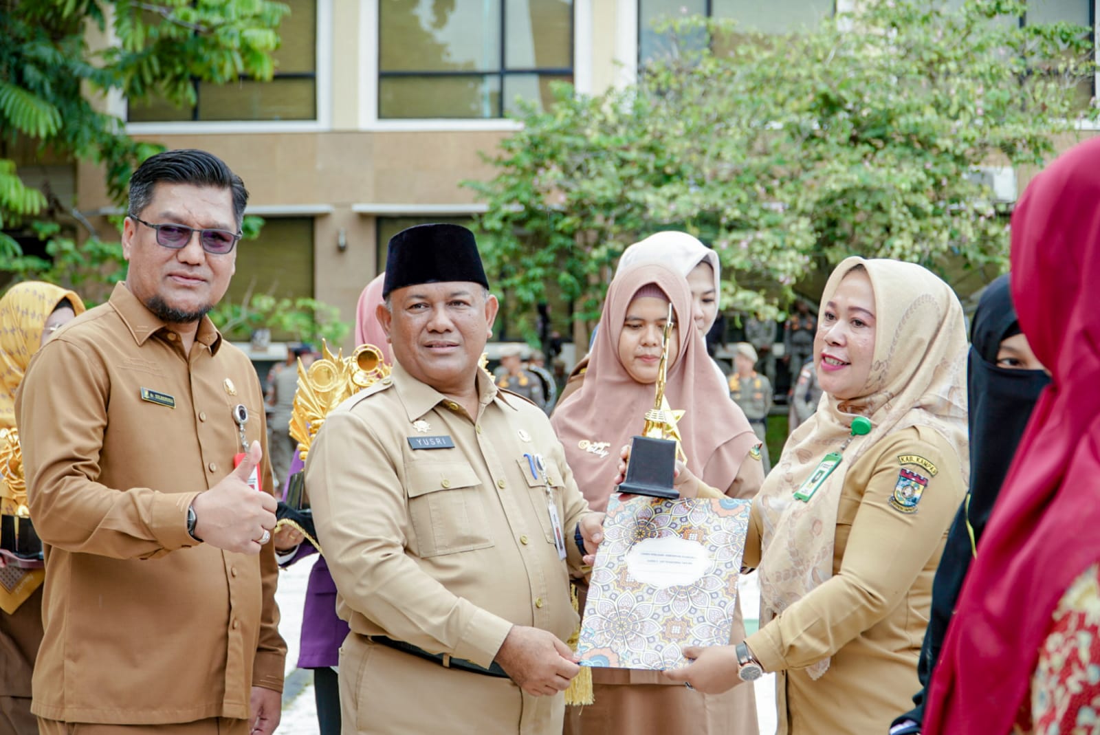 Puncak peringatan Hari Kesehatan Nasional Ke-58 digelar Apel Gabungan, Sekda Kampar Serahkan Berbagai Hadiah Dan Tandatangani MoU