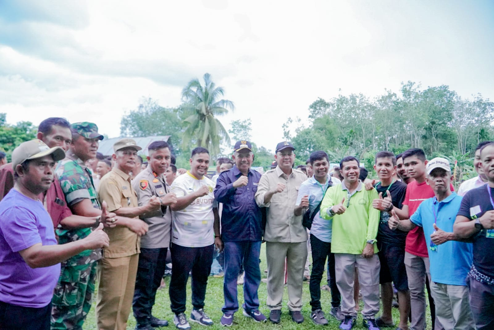 Serahkan Uang Pembinaan dan Piala, Pj. Bupati Kampar Resmi Tutup Turnament Bola Kaki Panglima Khatib Desa Simpang Kubu