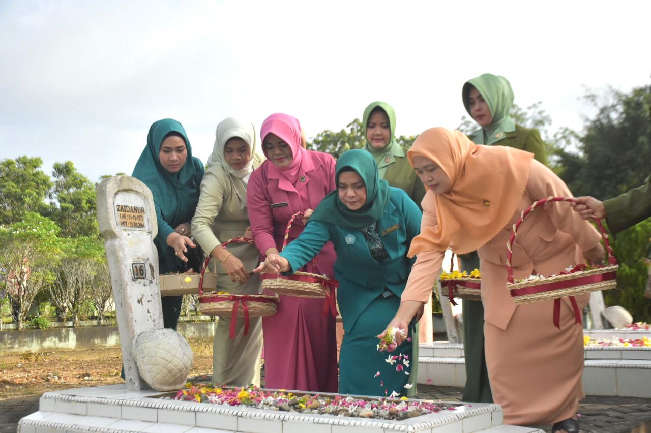 Puncak Peringatan Hari Ibu, Deswita Kamsol Pimpin Apel Penghormatan dan Tabur Bunga di TMP Kesuma Eka Bakti