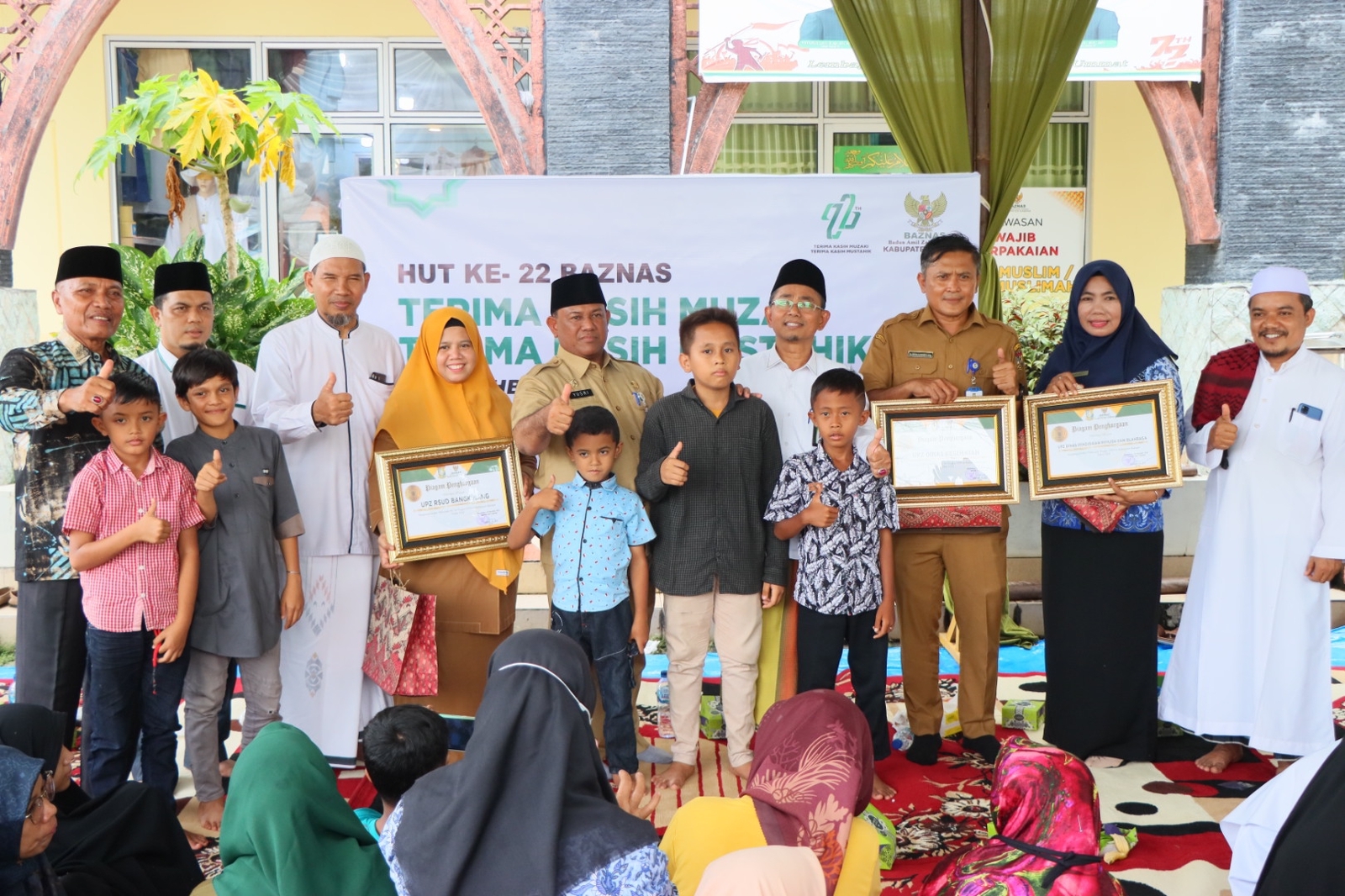 Peringatan Hari Jadi Baznas Ke – 22, Sekda Kampar Serahkan Santunan Kepada 100 Orang Anak Yatim