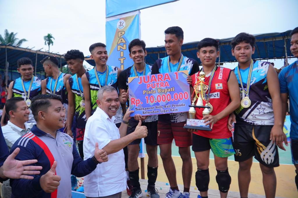 Turnamen Bola Voli Piala Bupati Kampar Yang Dilaksanakan Pemuda Kelurahan Lipat Kain, Resmi Ditutup Pj Bupati Kampar