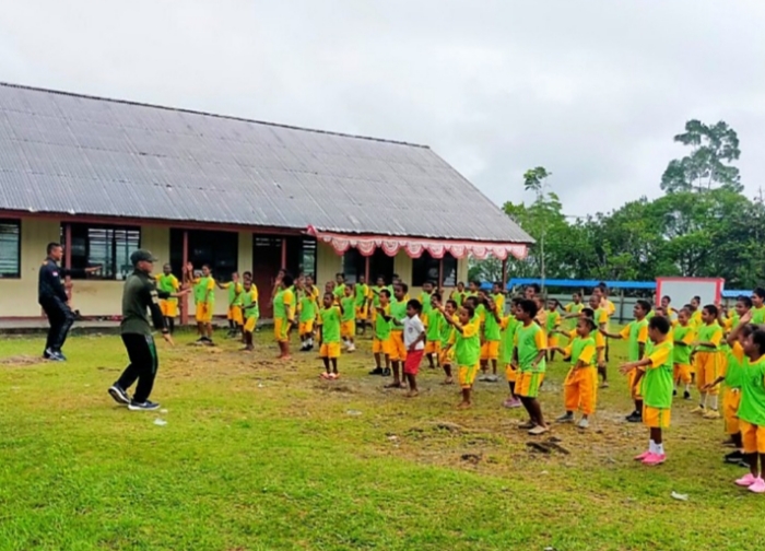 Libur Sekolah Berakhir, Satgas Yonif R 142/KJ Bersama Siswa SD Inpres Senam Bersama