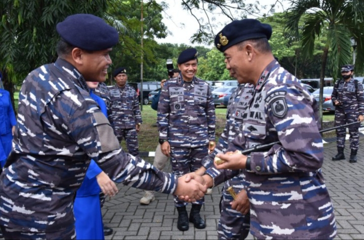 Gubernur AAL Hadiri Pengukuhan Pesud dan Helikopter