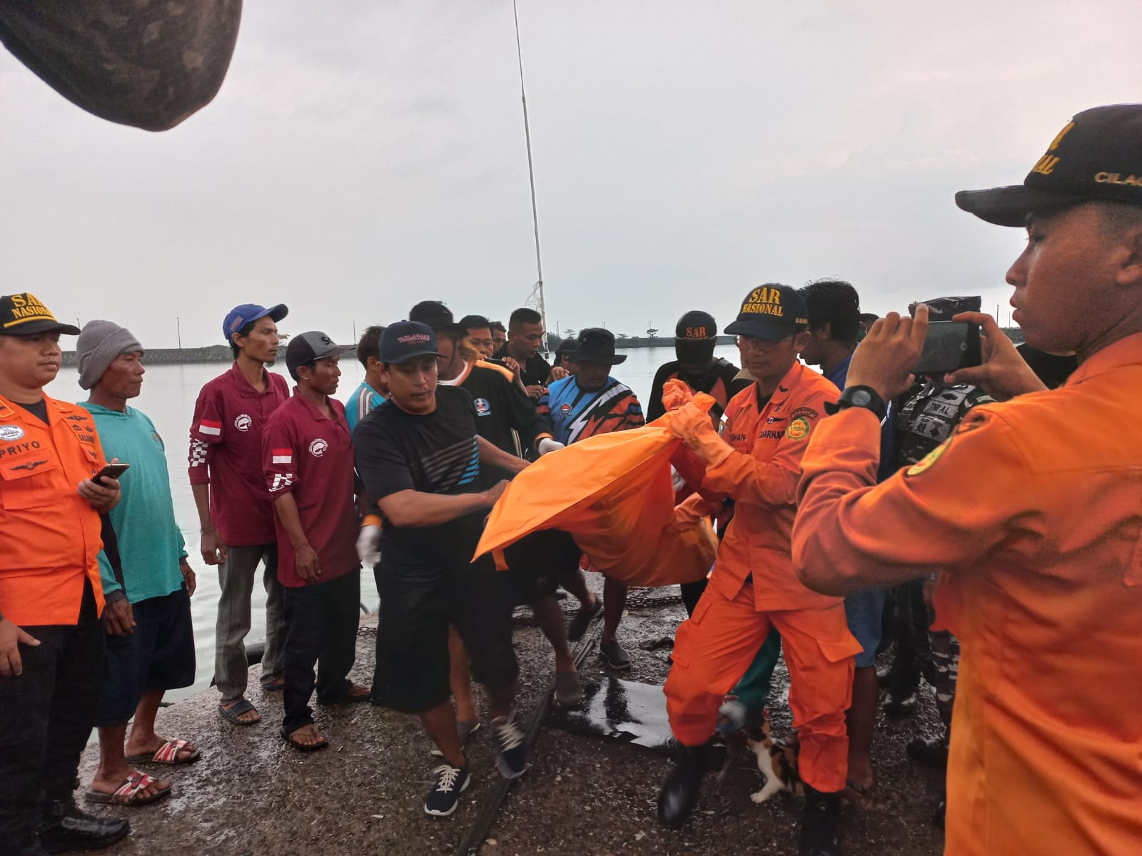 TNI AL Bersama Tim SAR Gabungan Berhasil Temukan Awak Kapal Nelayan Cilacap Yang Tenggelam