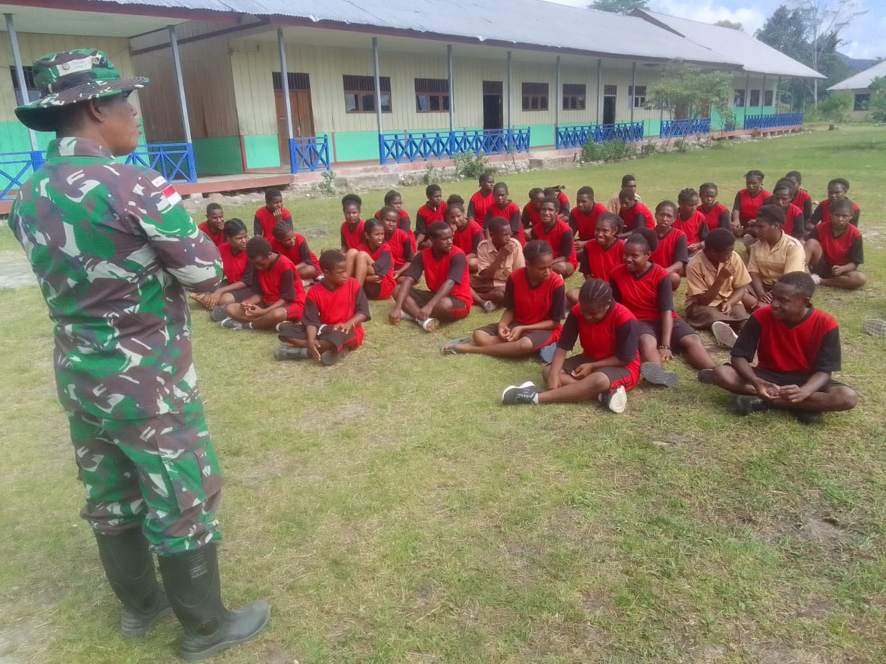 Kebersamaan Siswa SMP Yakpesmi Dengan Satgas Yonif Raider 142/KJ Berlatih Upacara Bendera