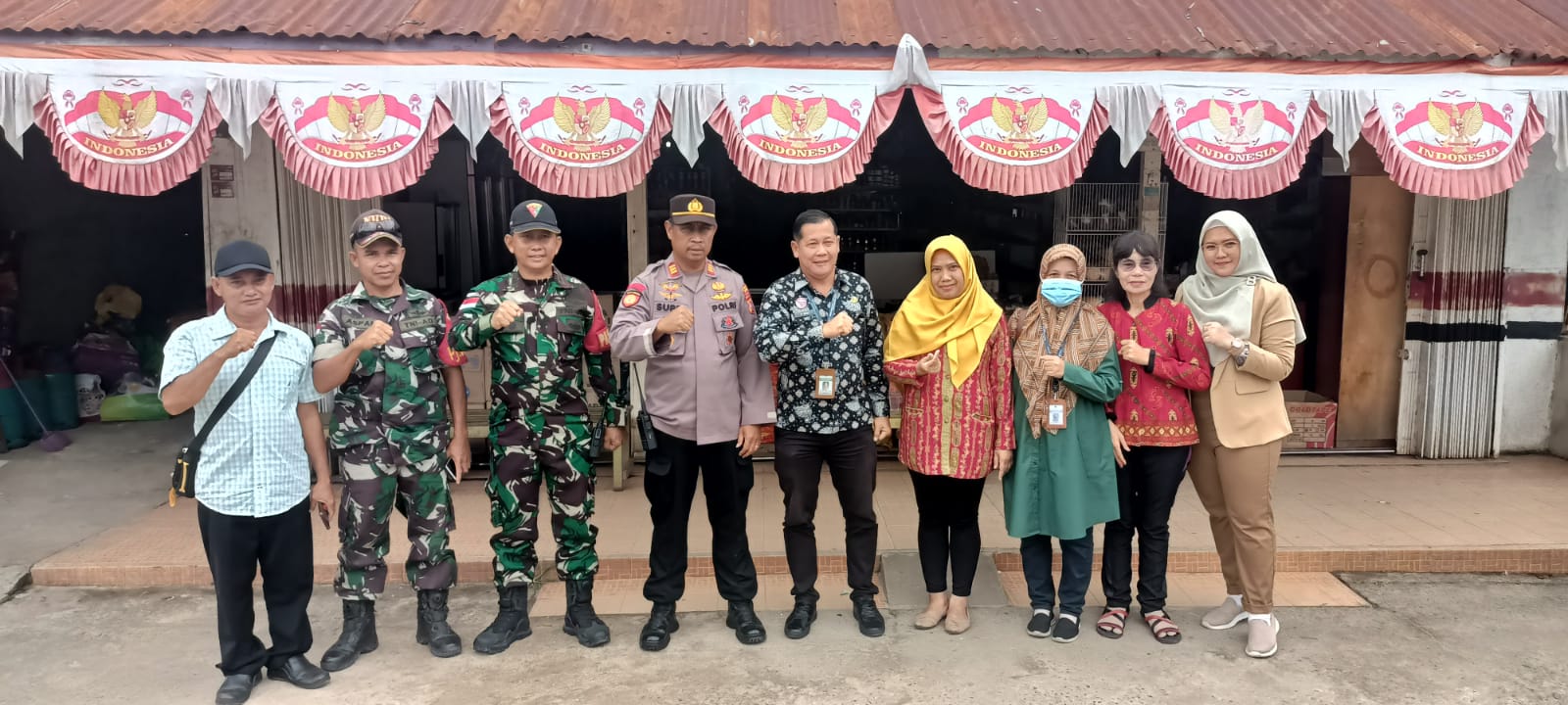 Jelang Ramadan, Dinkes Kapuas Hulu Bersama Satgas Pamtas RI-Mly Yonarmed 19/105 Trk Bogani Laksanakan Pemeriksaan Makanan Di Pasar Badau