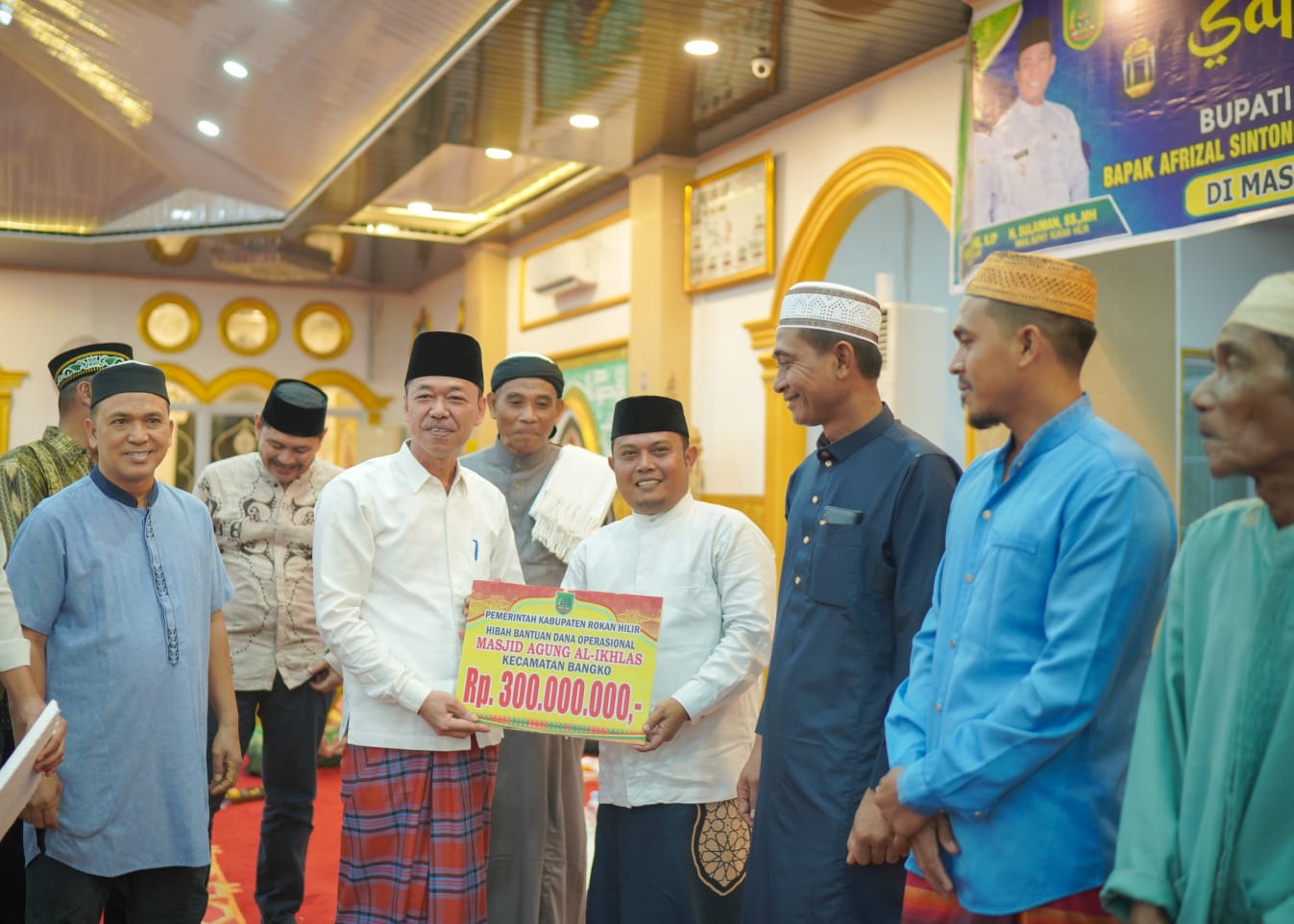 Safari Ramadhan Perdana di Masjid Agung Al-ikhlas Bagansiapiapi, Bupati Rohil Serahkan Bantuan Kepada 25 Masjid dan Musholla