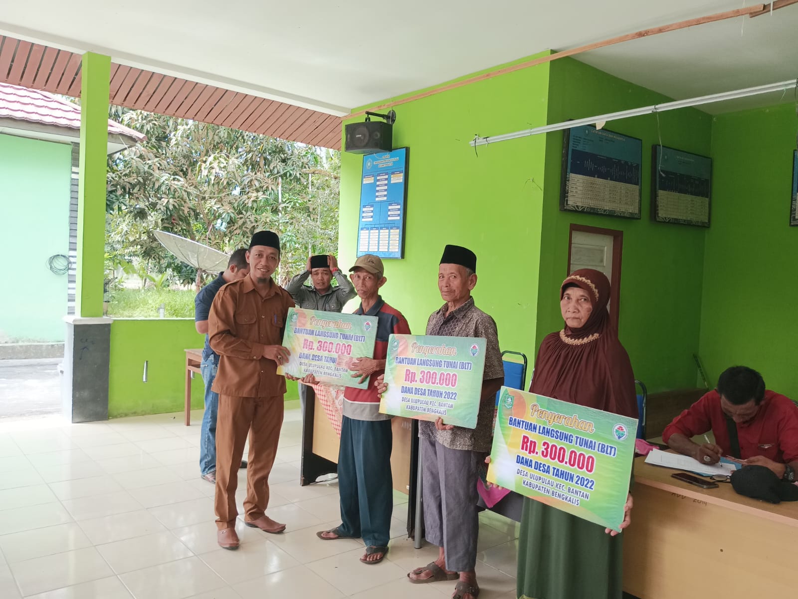 Pemerintah Desa Ulu Pulau kecamatan Bantan Kabupaten Bengkalis salurkan Dana Bantuan Langsung Tunai Kepada 37 Keluarga Penerima Manfaat (KPM)