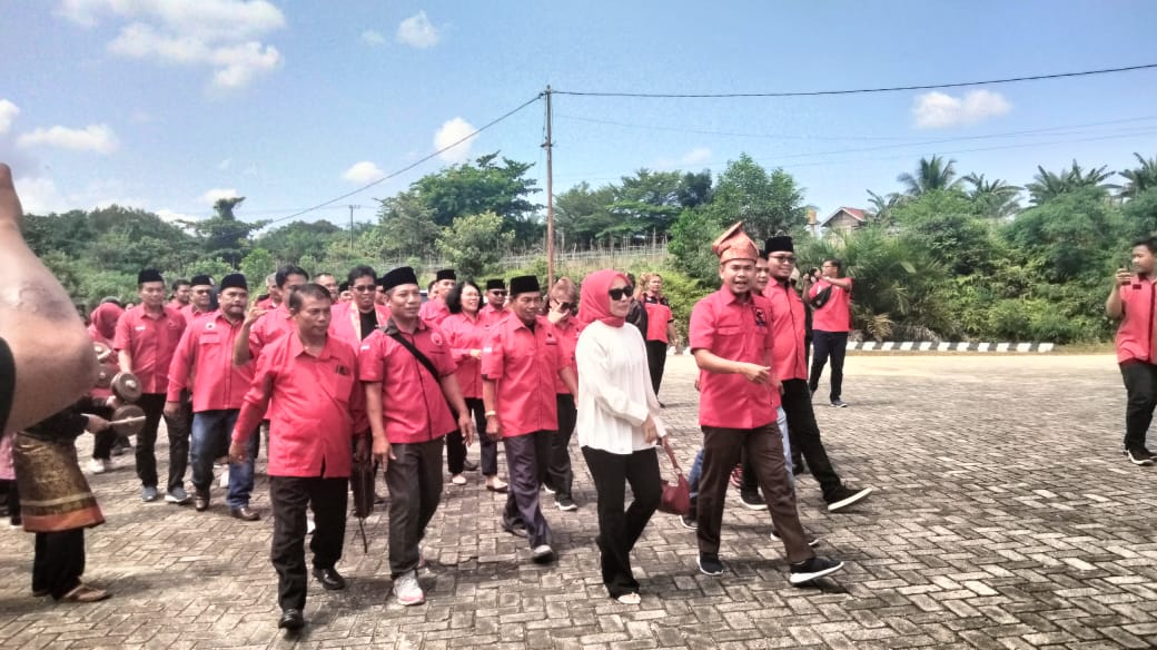 Ketua Dan Sekretaris DPC PDIP Bersama Baceleg Mendaftar Ke KPU Kabupaten Kampar