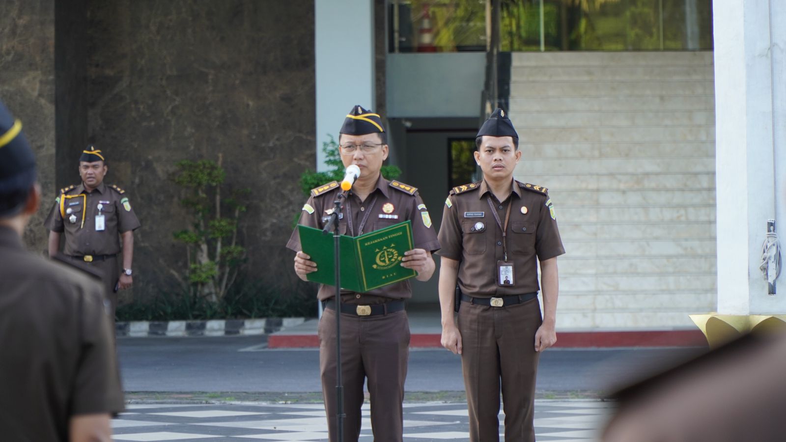 Koordinator Bidang Perdata Dan Tata Usaha Negara Kejaksaan Tinggi Riau Menjadi Penerima Apel Kerja Pagi