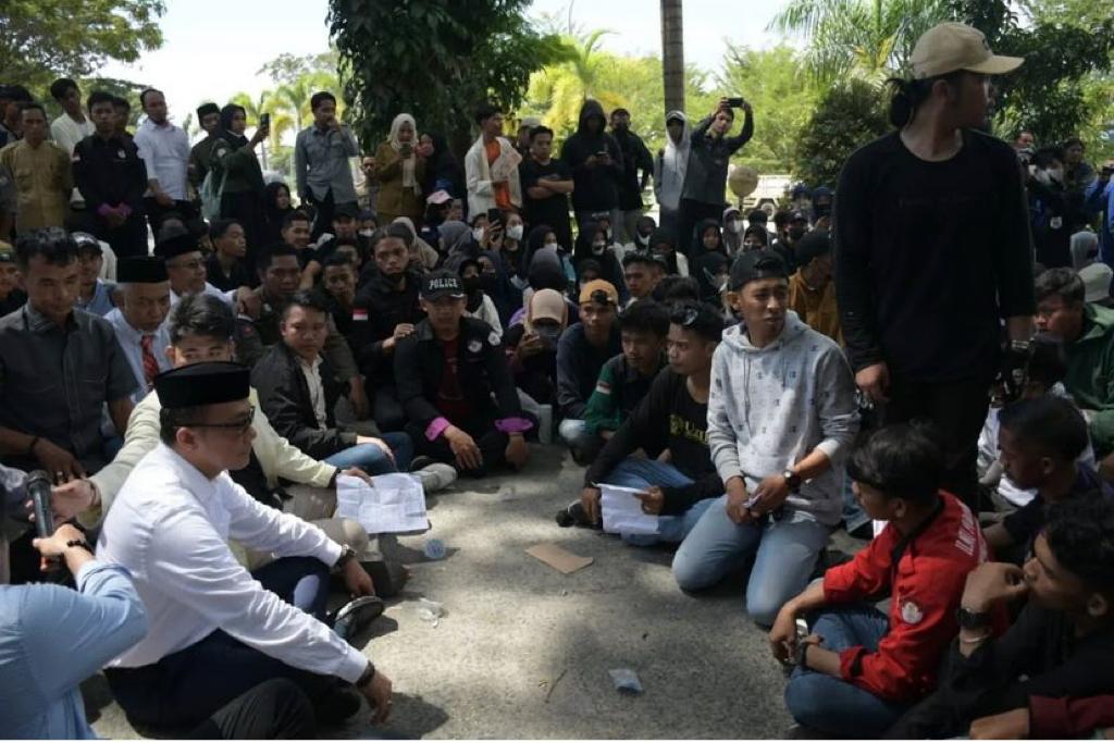 Prof. Zudan Temui Mahasiswa, Duduk Lesehan Serap Aspirasi