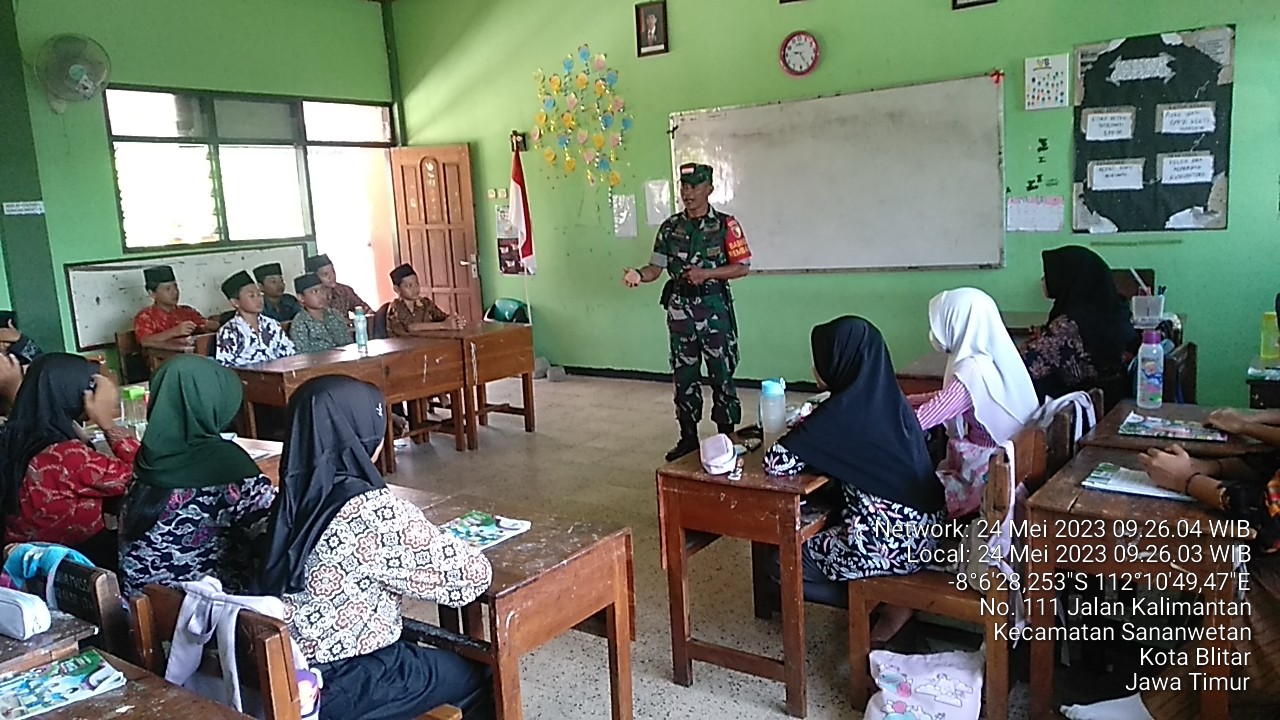 Tanamkan Karakter Sejak Dini, Anggota Koramil Sananwetan Laksanakan Kegiatan Babinsa Masuk Sekolah