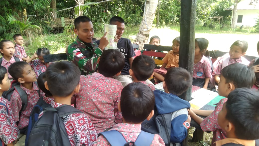 Cerdaskan Anak Perbatasan, Satgas Pamtas Yonarmed 10/ Bradjamusti Menjadi Gadik