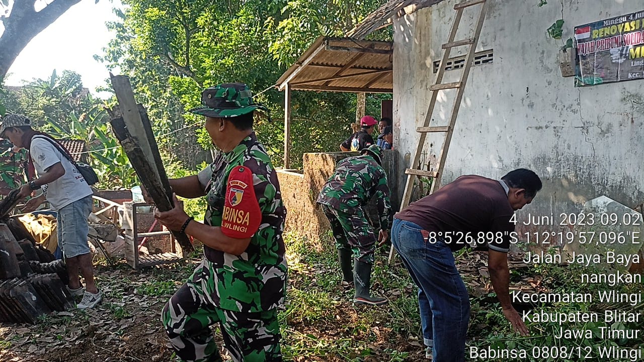 Wujud Kepedulian, Anggota Koramil Wlingi Bantu Renovasi Rumah Warga Kurang Mampu