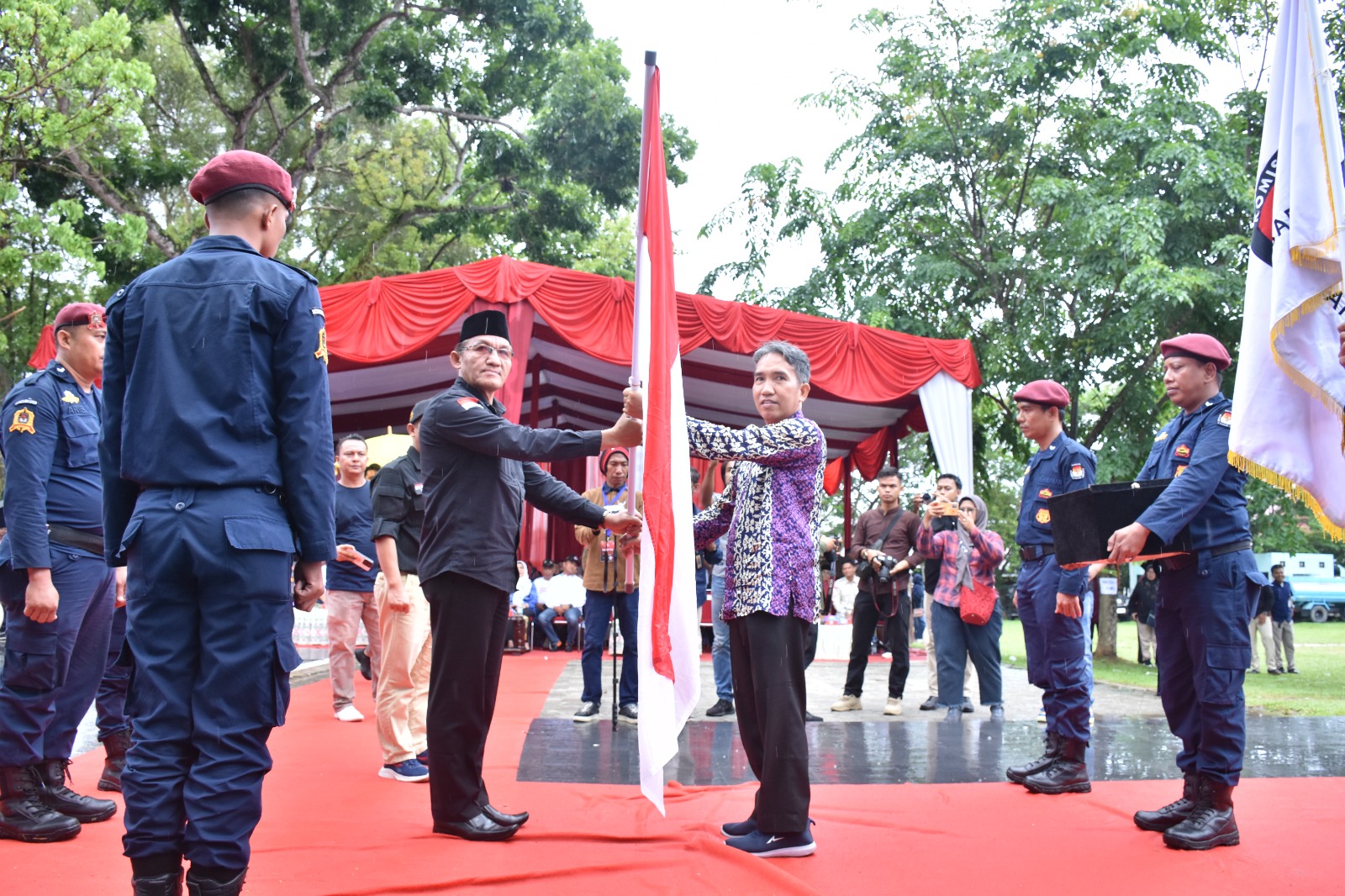 Serah Terima Bendera Kirab Pemilu 2024 di Kabupaten Kampar Berlangsung Meriah