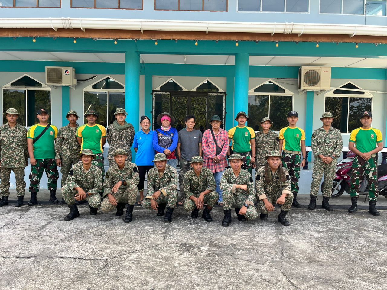 Bangun Sinergitas TNI AD Bersama TDM Bersihkan Masjid dan Pemakaman Kampung Melayu Lubuk Antu Malaysia