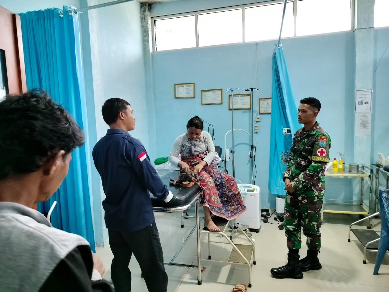 Demi Kesehatan Warga Perbatasan,Prajurit Satgas Pamtas Yonarmed 16/TK Rela Menempuh Jarak Jauh Untuk Mencari Bantuan Medis