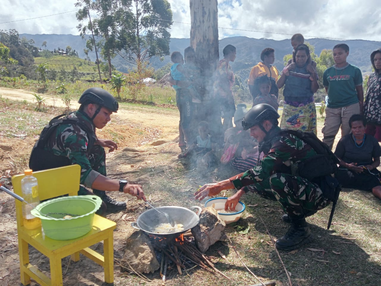 Laksanakan Ekonomi Kreatif, Satgas Yonif 721/Mks Bantu Masyarakat Papua Lebih Berkembang