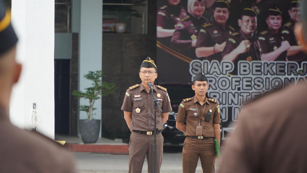 Koordinator Bidang Perdata dan Tata Usaha Negara Kejaksaan Tinggi Riau Menjadi Penerima Apel Kerja Pagi