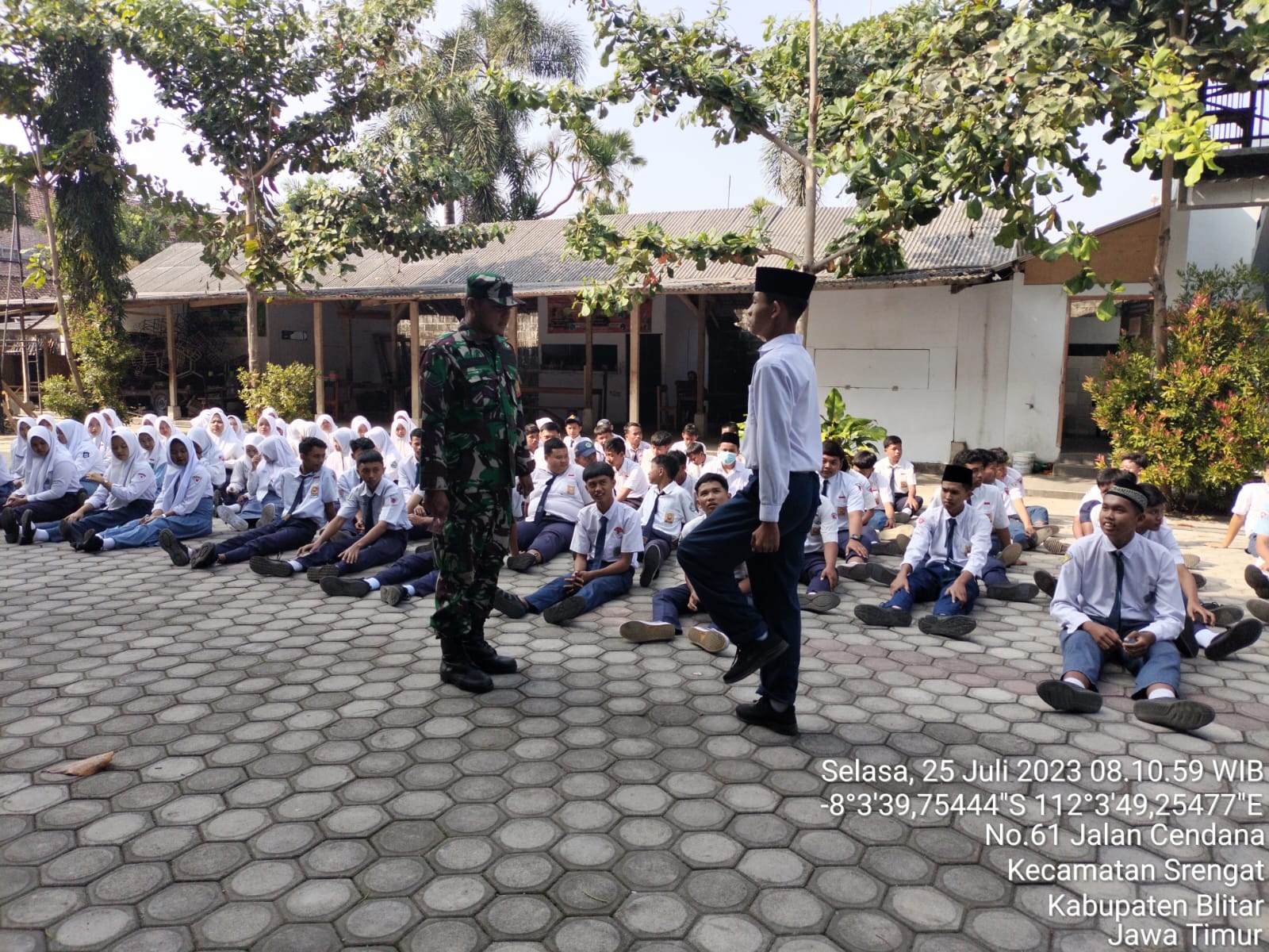 Tanamkan Kedisiplinan Kepada Siswa Siswi SMK IT Al-Kautsar, Babinsa Koramil Srengat Latih Peraturan Baris Berbaris