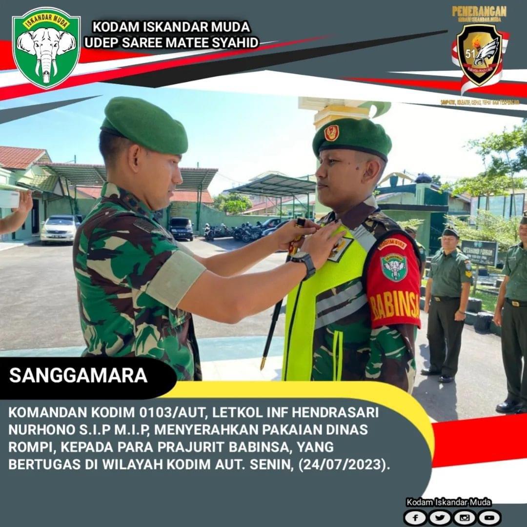 Dandim 0103/Aut Serahkan Rompi Dinas Lapangan Untuk Babinsa