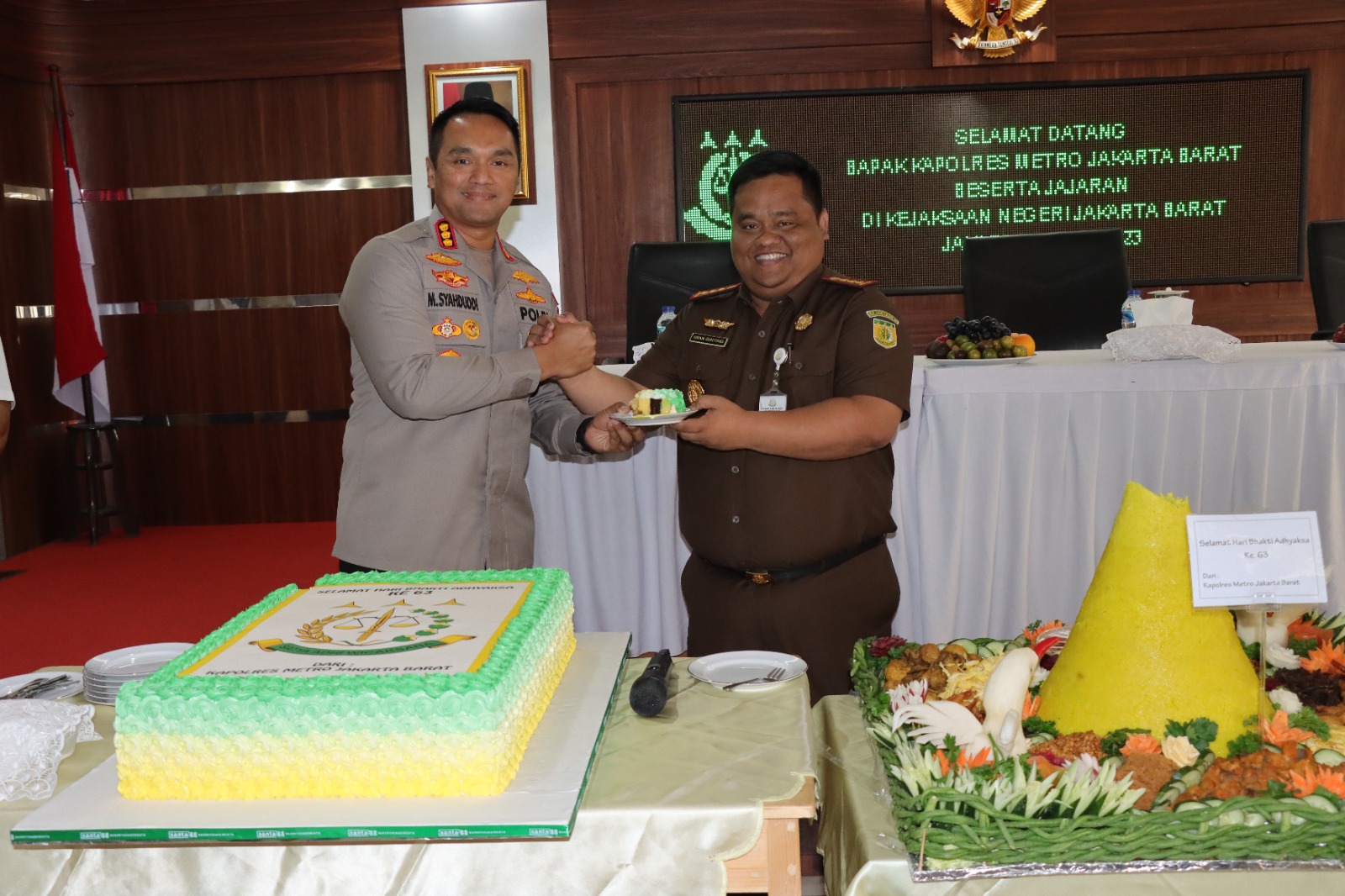 Di Hari Bhakti Adhyaksa Ke – 63, Polres Metro Jakarta Barat Beri Kejutan Ke Kejaksaan Negeri Jakarta Barat