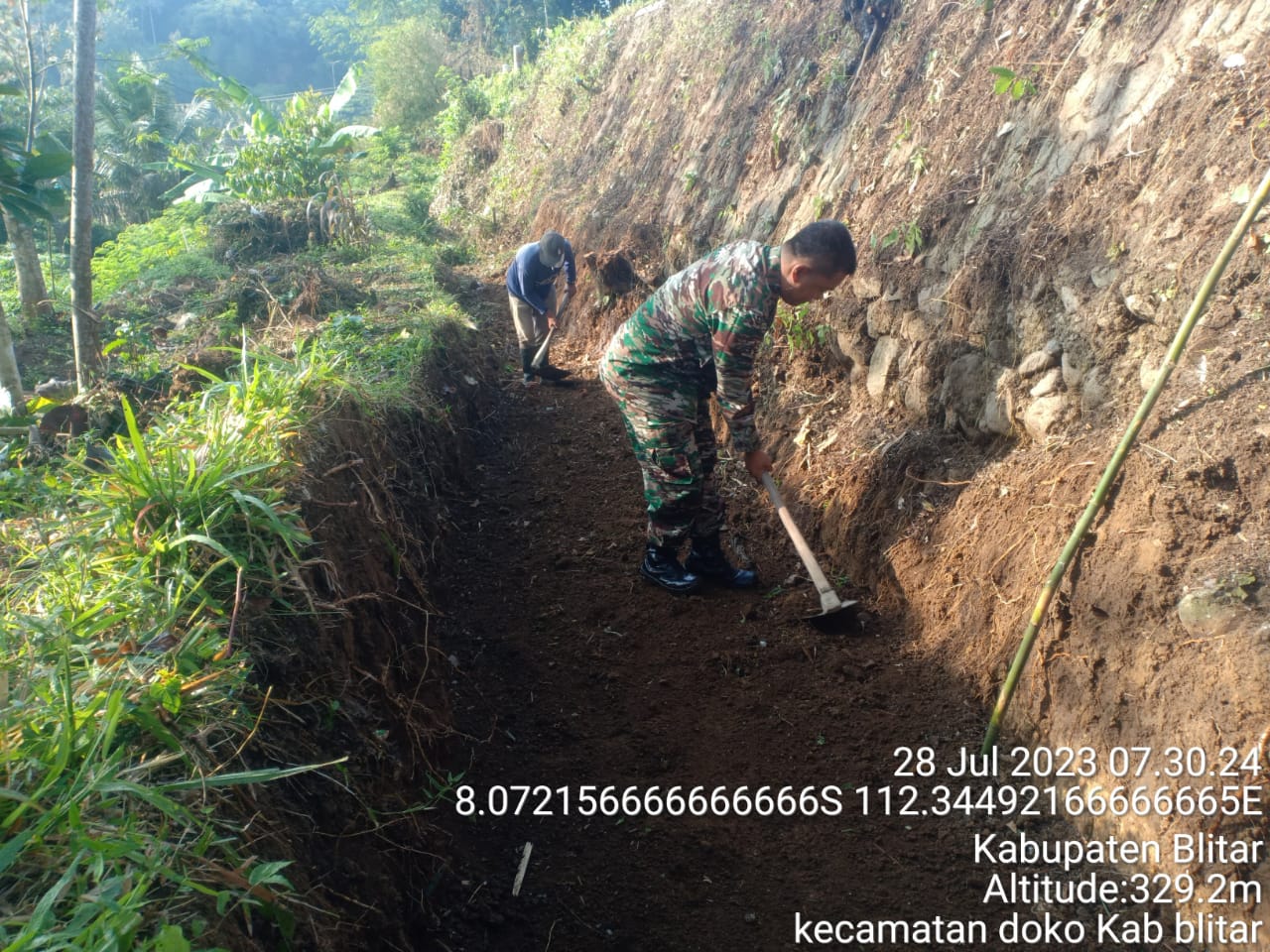 Selalu Hadir Di Tengah Masyarakat, Babinsa Koramil Doko Bantu Pembangunan Saluran Irigasi