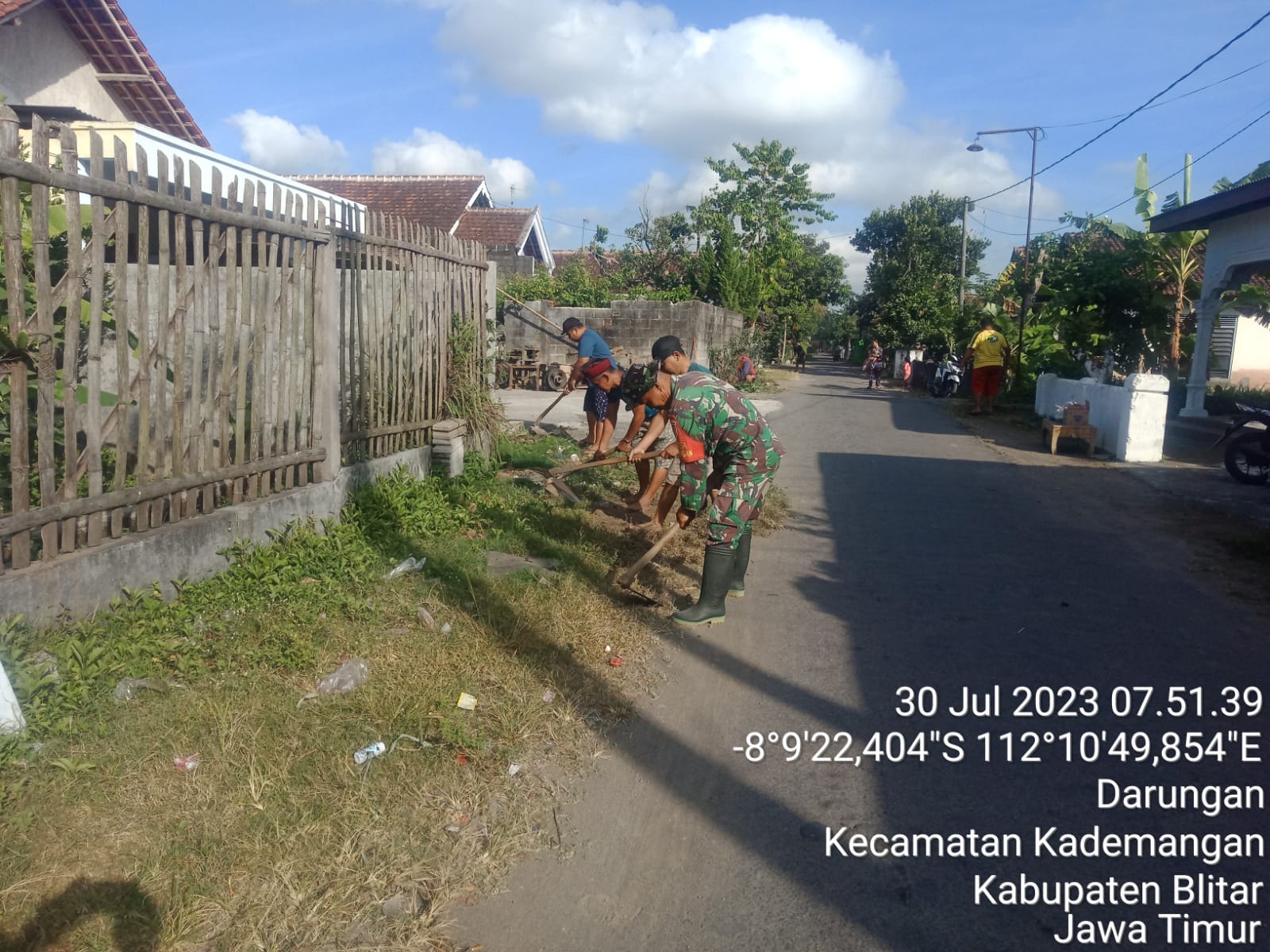 Peduli Kebersihan Lingkungan, Babinsa Koramil Kademangan Ajak Warga Masyarakat Kerja Bakti Bersama