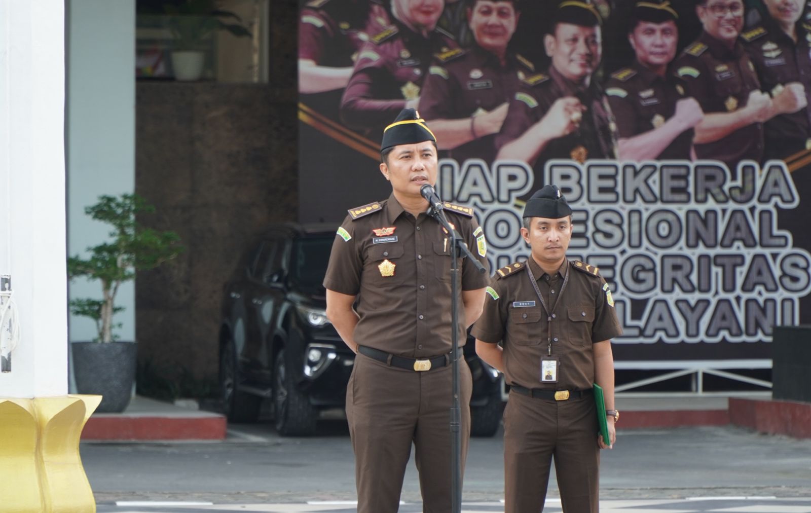 Asisten Intelijen Kejaksaan Tinggi Riau Menjadi Penerima Apel Kerja Pagi