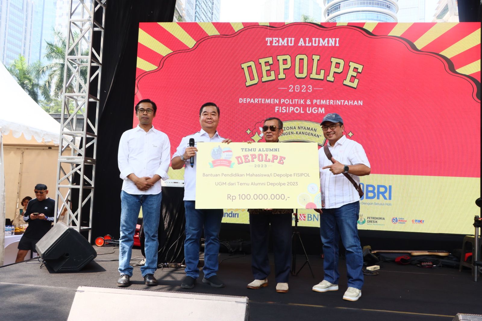 Alumni Depolpe UGM Antusias Aktivasi KTP Digital Via Android Dan iPhone