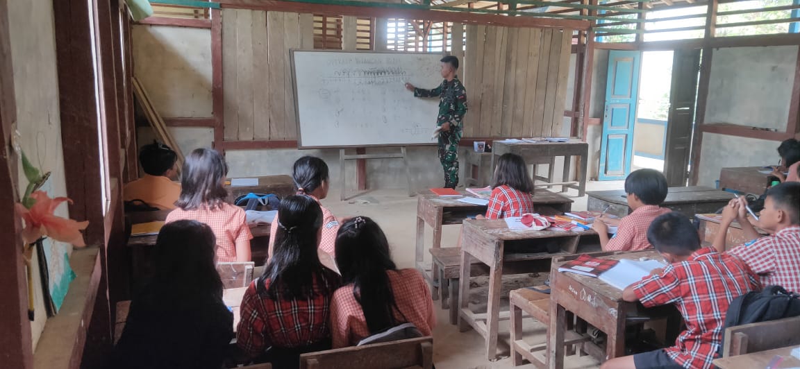 Tambah Wawasan Anak- Anak Perbatasan, Satgas Pamtas RI-Mly Yonarmed 10/ Bradjamusti Laksanakan Giat Gadik