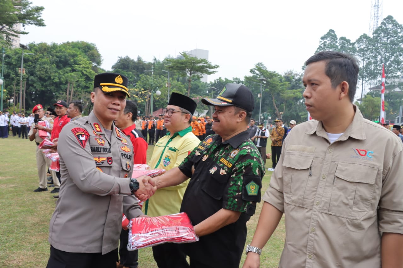 Wakapolres Metro Jakarta Barat Menghadiri Kegiatan Apel Gerakan Pembagian Bendera Merah Putih Tingkat Kota Administrasi Jakarta Barat Tahun 2023