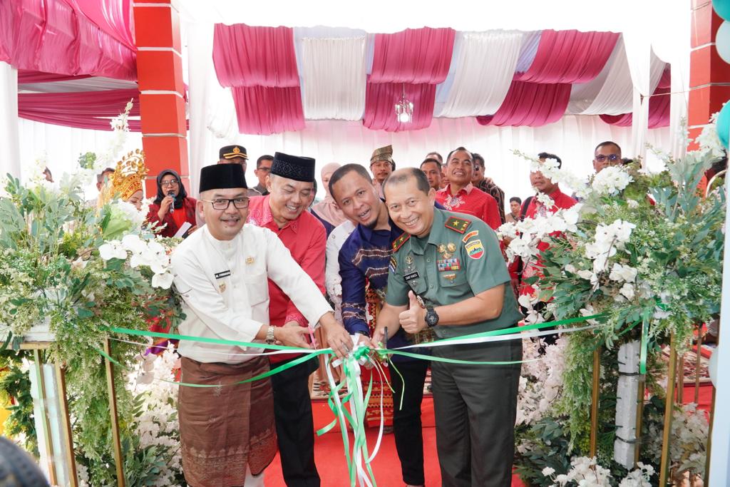 Bersama Danrem 031 /Wira Bima, Pj Bupati Kampar Resmikan RS Nurlima Lipat Kain