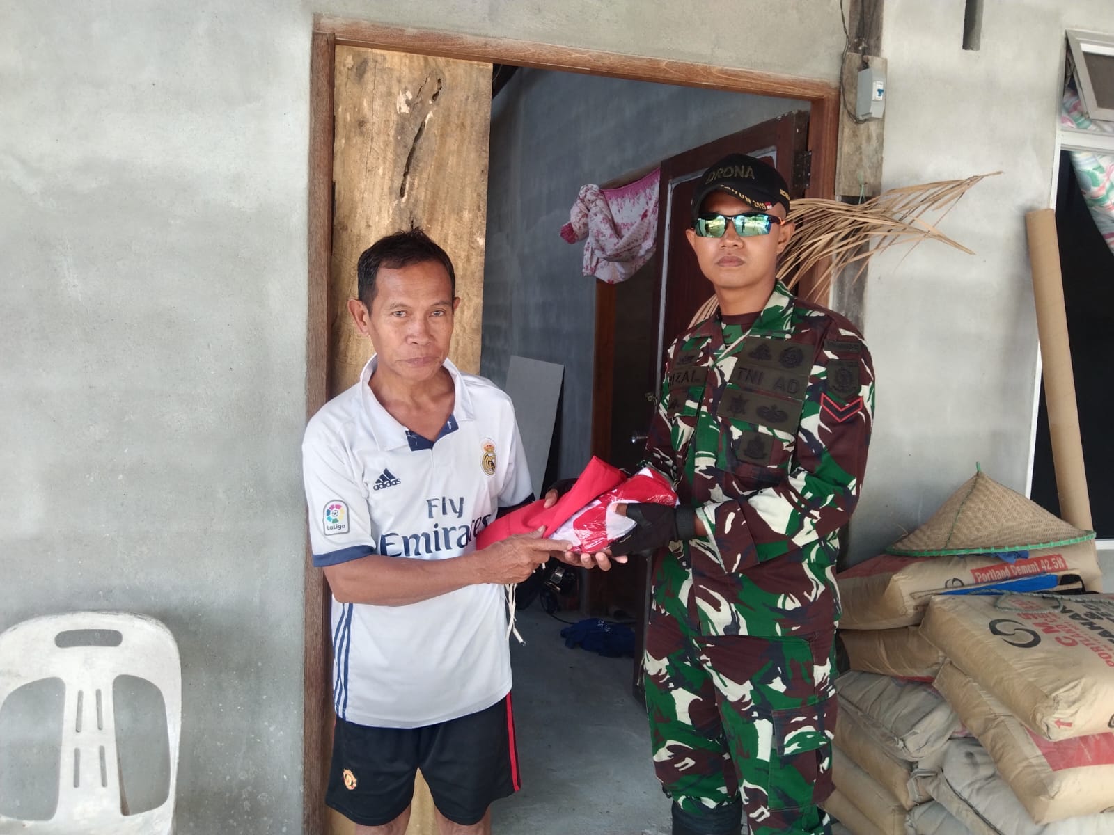 Menyambut Hari Kemerdekaan Bagikan Baju Merah Putih, Wujud Kasih Satgas Pamtas Ri-Malaysia Yonarmed 10/Bradjamusti