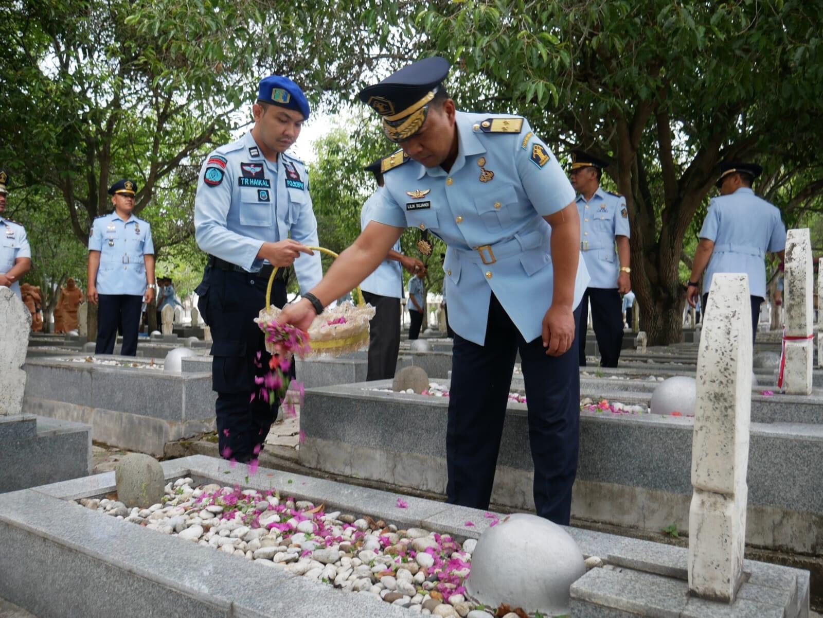 Momen Plh.Kakanwil Kemenkumham Aceh Tabur Bunga di TMP Banda Aceh