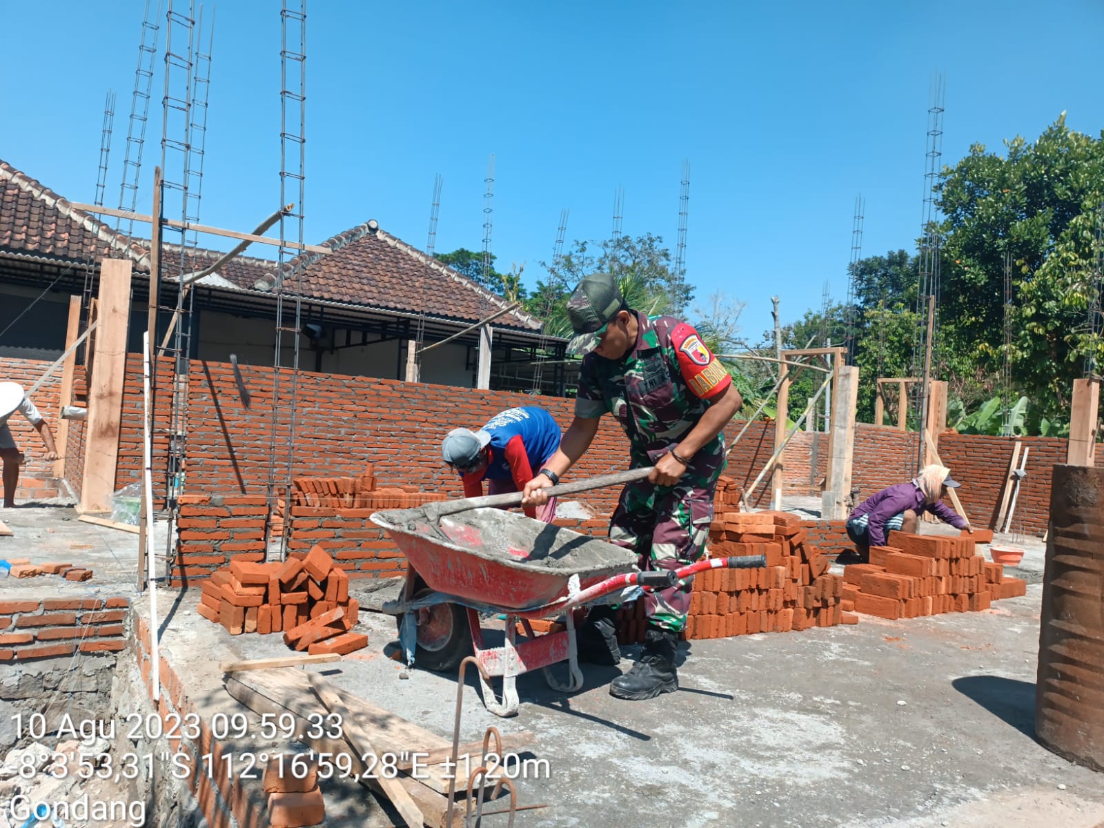 Wujud Manunggal Dengan Rakyat, Babinsa Koramil Gandusari Bantu Atasi Kesulitan Warga Binaannya