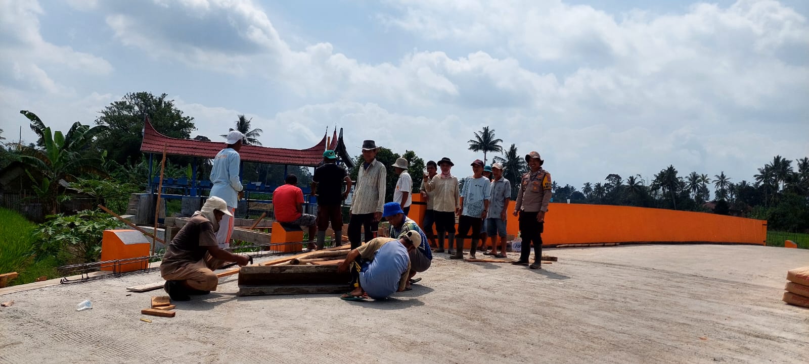 Aiptu Doni Sandra Bangun Poskamling dari Hasil Ngojek dan Uang Gaji